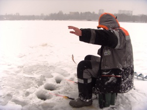 Рыбак на зимней рыбалке в Долгопрудном на льду
