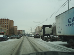 Стоянка на Лихачевском шоссе в Долгопрудном разбитые грузовые машины