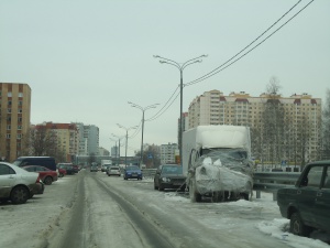 Стоянка на Лихачевском шоссе в Долгопрудном разбитые грузовые машины