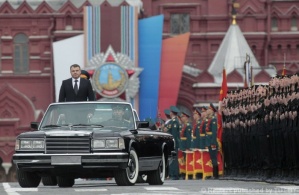 Сердюков принимает Парад Победы 2012 года 9 мая