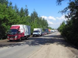 Огромная пробка на переезде в Хлебниково, где идет строительство виадука